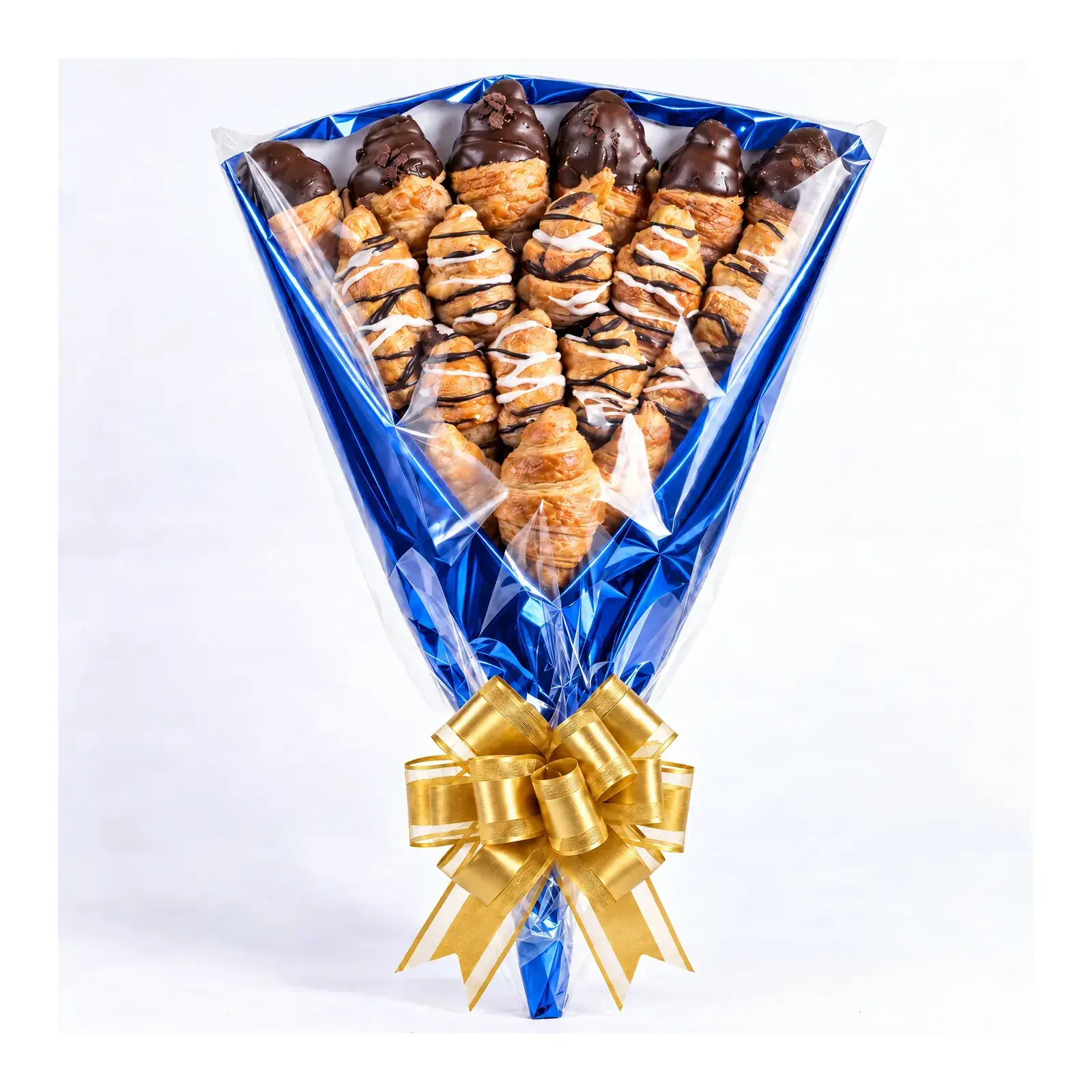Ramo de croissants con envoltorio azul y lazo dorado
